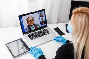 professeur, tuteur ou professeur avec casque, portable et caméra dans sa Bureau expliquant quelque chose à un en ligne leçon ou vidéo conférence, séminaire en ligne photo