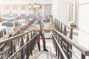 livraison, courrier et gens concept - homme livrer café et nourriture dans jetable papier sac à client Accueil photo