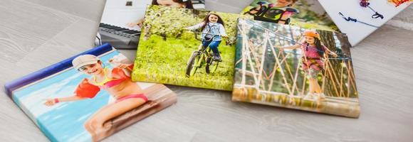 portraits de une peu fille sur une Toile photo