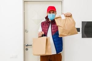 nourriture livraison homme portant médical masque. couronne virus concept photo