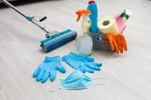 nettoyage, santé et hygiène concept - protection de virus maladie dans gants avec détergent et balai à Accueil