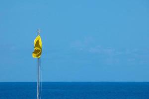 coloré drapeaux indiquant danger et sécurité photo