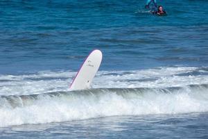 grand vagues s'écraser contre le rochers dans le océan photo