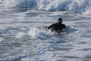 Jeune les athlètes pratiquant le l'eau sport de surfant photo