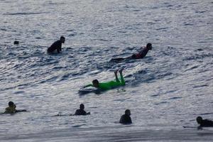 le surf école sur un océan plage photo