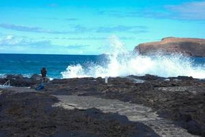 grand vagues s'écraser contre le rochers dans le océan photo