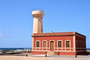 phare en bord de mer photo