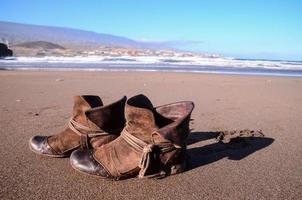 bottes sur le plage photo