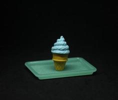 la glace crème en forme de gomme. école ou Bureau Stationnaire outil Provisions avec bleu bulle gencive la glace crème cône forme . isolé photo sur foncé noir Contexte.