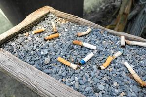 cigarettes boîte dans cendrier.fumer est mal pour votre santé. photo