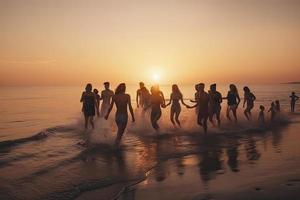 gros groupe de Jeune copains ou gros famille sont ayant amusement et courir à le coucher du soleil plage. été les vacances concept photo