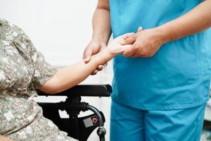 médecin tenant par la main une patiente âgée asiatique, aide et soins à l'hôpital. photo