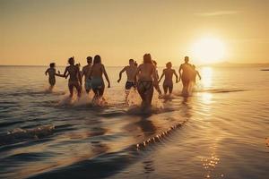 gros groupe de Jeune copains ou gros famille sont ayant amusement et courir à le coucher du soleil plage. été les vacances concept photo