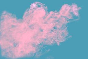 rose doux fumée sur une bleu Contexte. photo