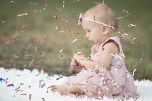 une marrant peu fille dans une brillant confettis. enfant fête un an. magnifique bébé. photo