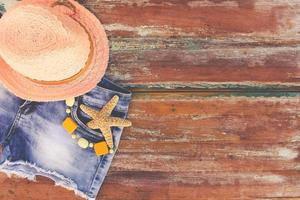 été aux femmes Vêtements et accessoires chapeau, denim shorts, coquilles. tonique image. Haut voir. photo