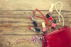 aux femmes accessoires cosmétique sac, collier, clou polonais, rouge à lèvres. Haut voir. tonique image. photo