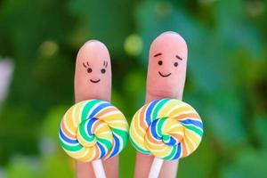 les doigts art de une content couple en mangeant bonbons. photo