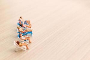 personnes miniatures se faire bronzer sur une plage, concept de l'été photo