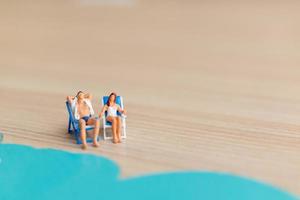 personnes miniatures se faire bronzer sur une plage, concept de l'été photo