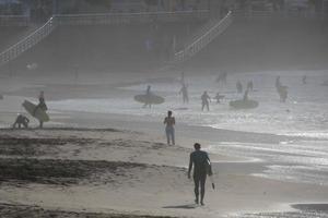 le surf école sur un océan plage photo