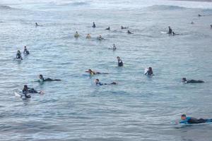 le surf école sur un océan plage photo