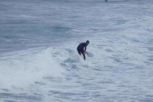 surfeurs équitation petit océan vagues photo