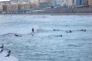 le surf école sur un océan plage photo