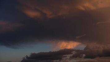 spectaculaire ciel. violet et rose ciel avec des nuages de le coucher du soleil ou lever du soleil Contexte. violet ciel avec des nuages. crépuscule coloré ciels. air et duveteux des nuages. photo