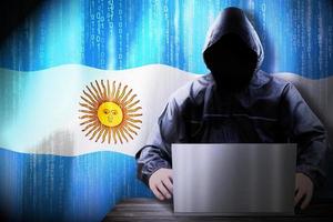 anonyme encapuchonné pirate et drapeau de Argentine, binaire code - cyber attaque concept photo