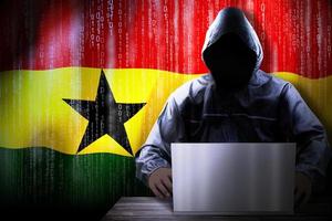 anonyme encapuchonné pirate et drapeau de Ghana, binaire code - cyber attaque concept photo