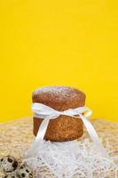 éponge gâteau avec en poudre sucre sur le table avec Caille des œufs sur une Jaune Contexte. endroit pour texte photo