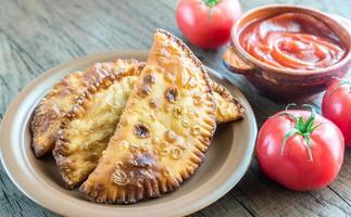 galettes de viande sur le fond en bois photo