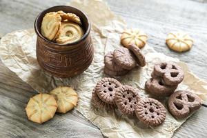 Biscuits au beurre et aux pépites de chocolat sur le fond en bois photo