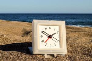 l'horloge dans le le sable photo