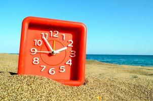 l'horloge dans le le sable photo