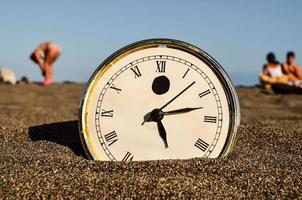 l'horloge dans le le sable photo