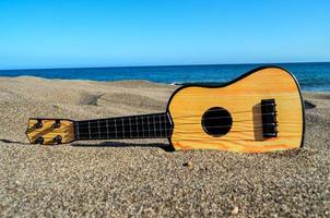 guitare dans le le sable photo
