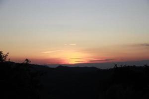 lever du soleil le coucher du soleil ciel avec des nuages plus de le Montagne vue Contexte photo