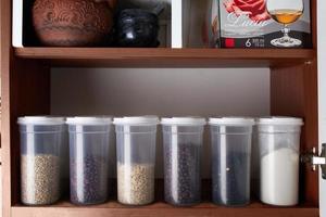 organisation de nourriture espace de rangement dans le cuisine, transparent réutilisable pots pour céréales, café, sucre et Pâtes photo