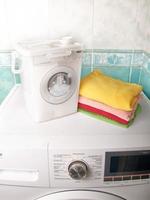 conteneurs pour stockage la lessive poudre pour différent tissus sur une la lessive machine photo