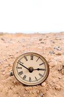 l'horloge dans le le sable photo