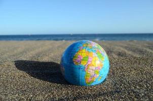 globe dans le sable photo
