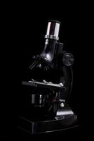 microscope sur fond sombre photo