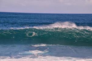 énormes vagues de la mer photo