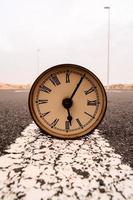 horloge sur la route photo