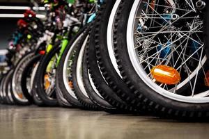 vélos dans une des sports magasin, pneus fermer, vélo roues dans une rangée dans vélos boutique
