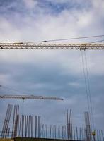 construction site avec Nouveau bâtiment et grues. verticale vue photo