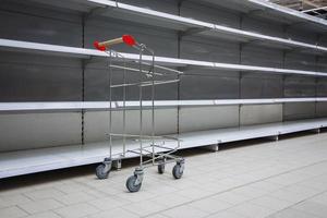 vide étagères dans supermarché, copie espace photo