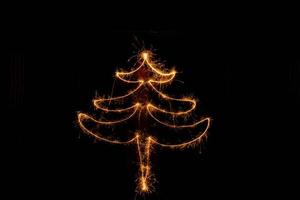 arbre fabriqué avec cierges magiques prêt pour votre les inscriptions sur noir Contexte photo